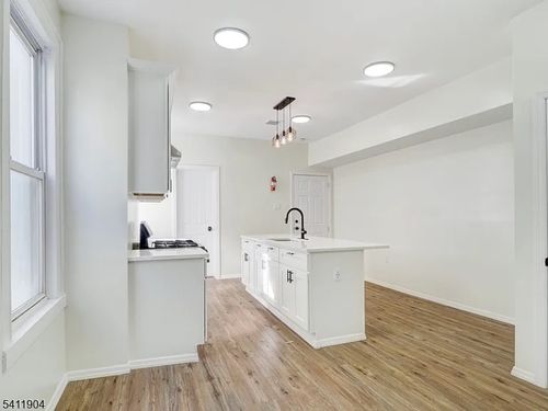 74 Winthrop St, Newark, NJ, 07104-3519 | Card Image