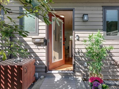 160 W 12th St, North Vancouver, BC, V7M1N3 | Card Image