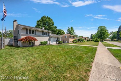 39648 Parklawn Dr, Sterling Heights, MI, 48313-4848 | Card Image