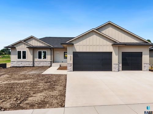 2301 S Red Oak Ave, Sioux Falls, SD, 57110-6904 | Card Image