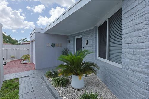 330 W 44th St, Hialeah, FL, 33012-3923 | Card Image