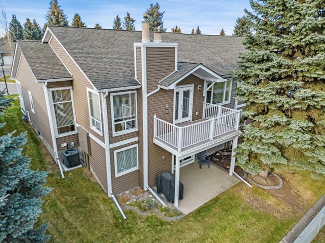49 Douglasbank Gardens Se, Home with 3 bedrooms, 3 bathrooms and 4 parking in Calgary AB | Image 4