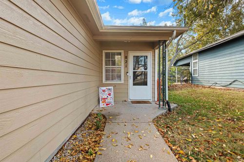 821 Mission Ave, Manhattan, KS, 66502-4442 | Card Image