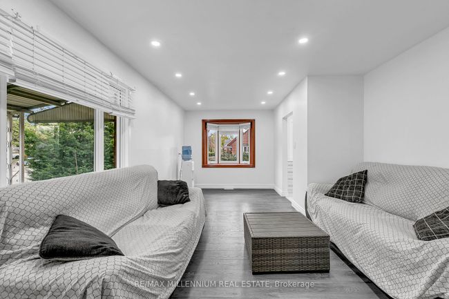 991 Parkview Ave, House other with 5 bedrooms, 2 bathrooms and 2 parking in Windsor ON | Image 5