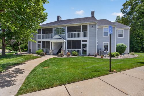 864 W Barrington Cir, Jackson, MI, 49203-2582 | Card Image