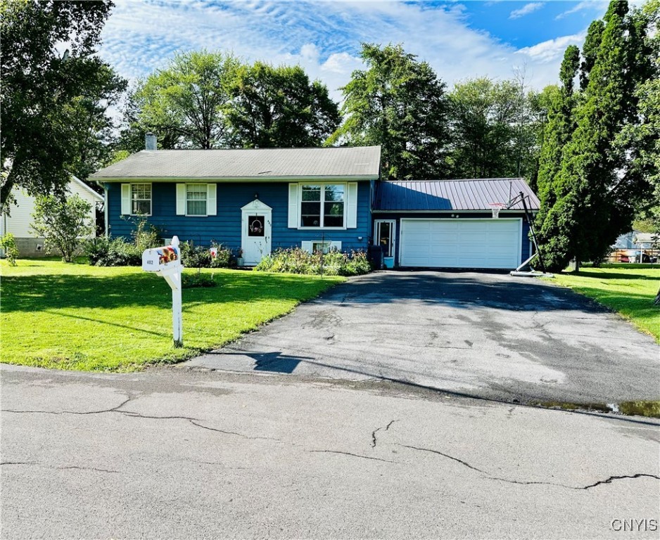 Fay Ln, Minoa, NY 13116