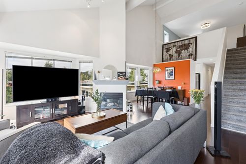 303-131 W 20th St, North Vancouver, BC, V7M1Y2 | Card Image