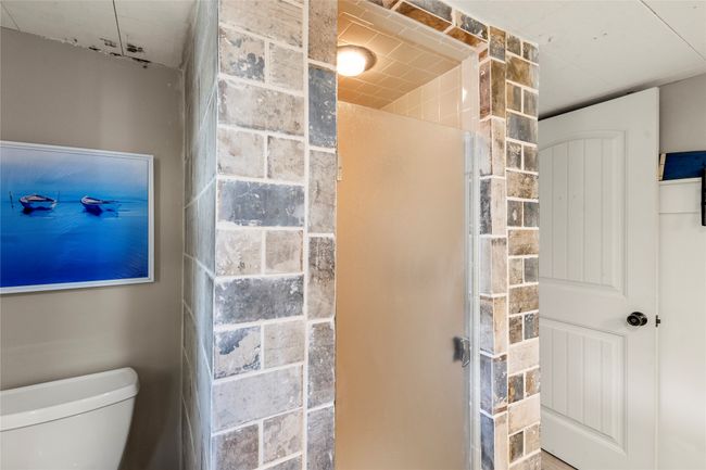 Guest house bath | Image 20
