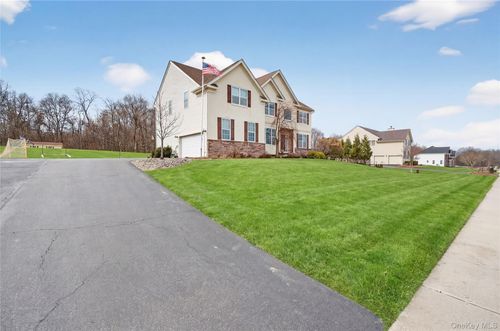 75 Luthien Forest Road, New Windsor, NY, 12575 | Card Image