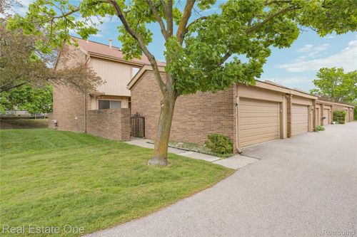5345 Wright Way W, West Bloomfield, MI, 48322-2120 | Card Image