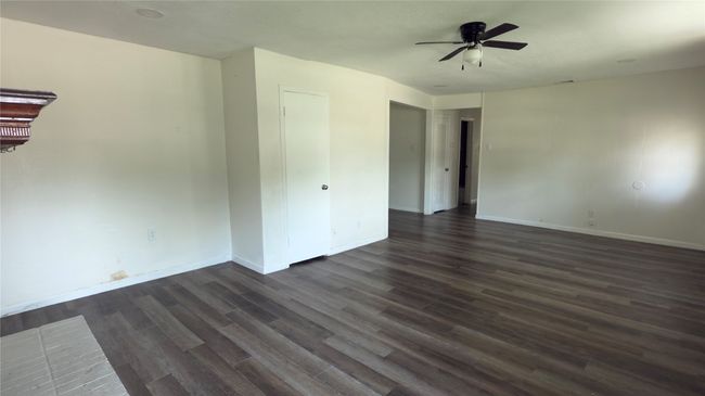 Spare room with dark wood-style floors and a ceiling fan | Image 18