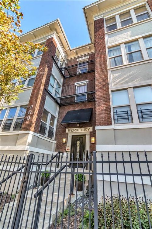 302-200 E 43rd Street, Kansas City, MO, 64111 | Card Image