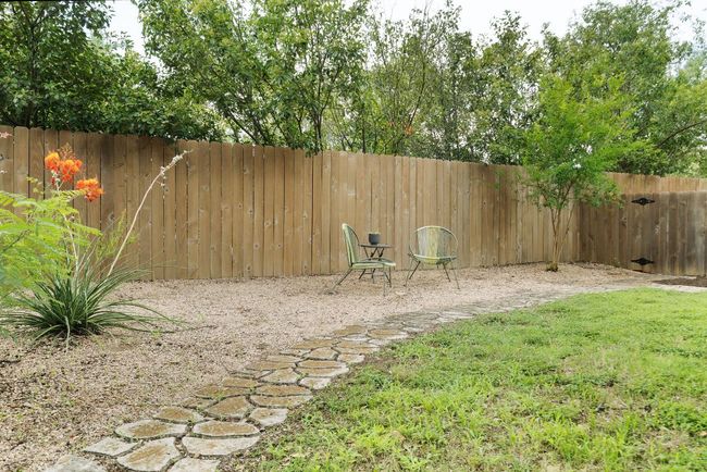Additional sitting area in front yard | Image 38
