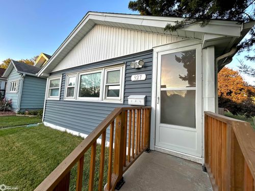 927 S 9th Ave, Marshalltown, IA, 50158-3508 | Card Image