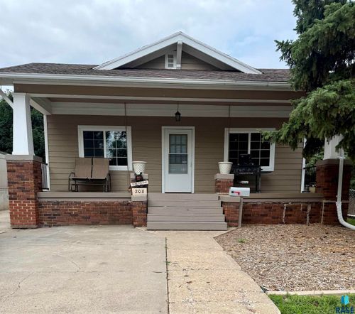 208 E King St Street, Chamberlain, SD, 57325 | Card Image