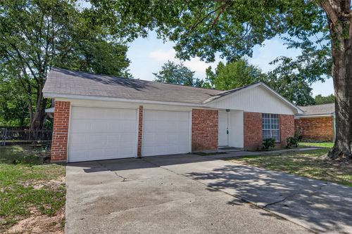 214 Crest Hill Dr, Conroe, TX, 77301-4052 | Card Image