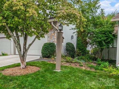 141 Deerlake Dr, Asheville, NC, 28803-3173 | Card Image