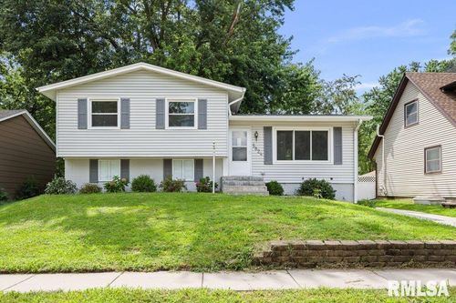 5824 Hillandale Rd, Davenport, IA, 52806-2739 | Card Image