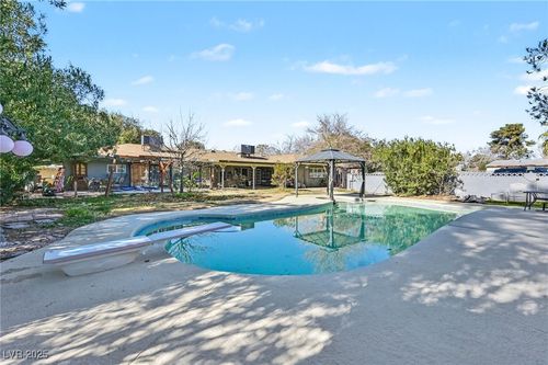 4202 W Pinecrest Cir, Las Vegas, NV, 89121-4924 | Card Image