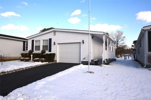 82 Village Cir W, Manorville, NY, 11949-9673 | Card Image