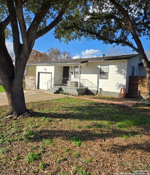 811 Cravens Ave, San Antonio, TX, 78223-1527 | Card Image