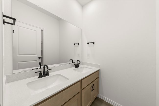 19. 1918 Honey Creek - 2ND Bath | Image 18