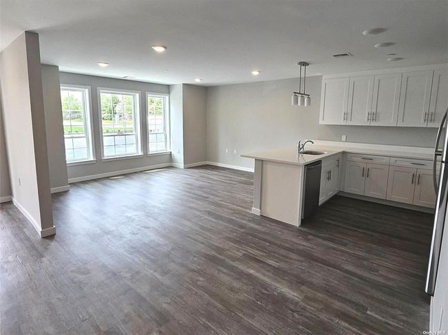 UNIT-6 - 221 Eastview Dr, Condo with 2 bedrooms, 2 bathrooms and 2 parking in Central Islip NY | Image 4