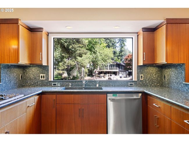 17810 Sarah Hill Ln, House other with 4 bedrooms, 3 bathrooms and 2 parking in Lake Oswego OR | Image 14