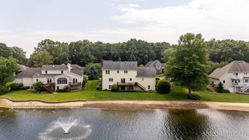 933 Meadow Ridge Dr, Holland, MI, 49424-6490 | Card Image