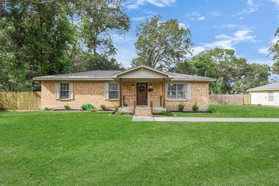 301 E Southland Avenue, House other with 3 bedrooms, 2 bathrooms and null parking in Alvin TX | Image 1