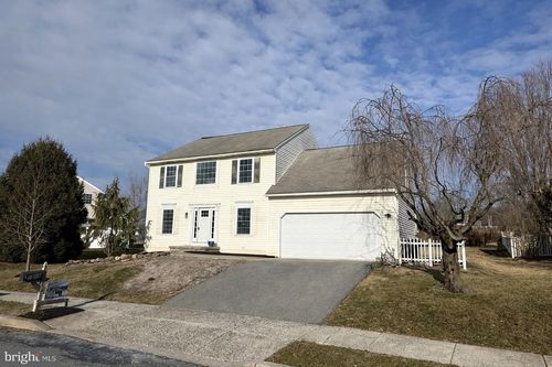 1049 Christina Dr, LEESPORT, PA, 19533-8800 | Card Image