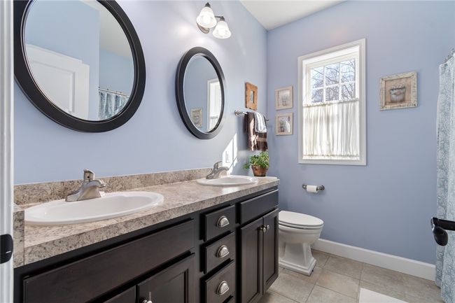 Double sinks in the FULL bath - Master bedroom | Image 22