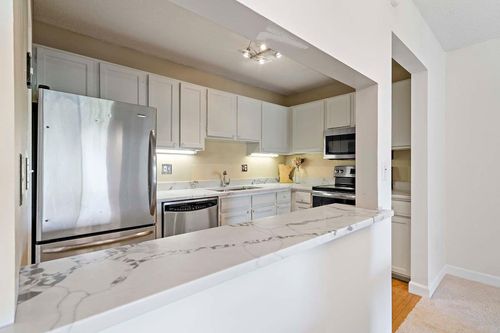 apt-413-10411 Cedar Lake Rd, Minnetonka, MN, 55305-3290 | Card Image
