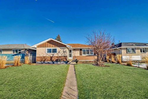 320 44 Street Se, Calgary, AB, T2A1M6 | Card Image