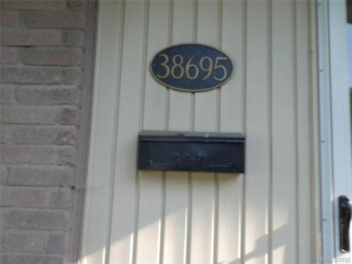 38695 Monmouth St, Westland, MI, 48186-8074 | Card Image