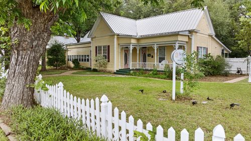 1002 W Pearl St, Granbury, TX, 76048-1866 | Card Image