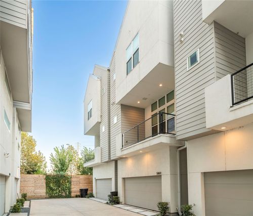 5869 E Post Oak Ln, Houston, TX, 77055-5055 | Card Image