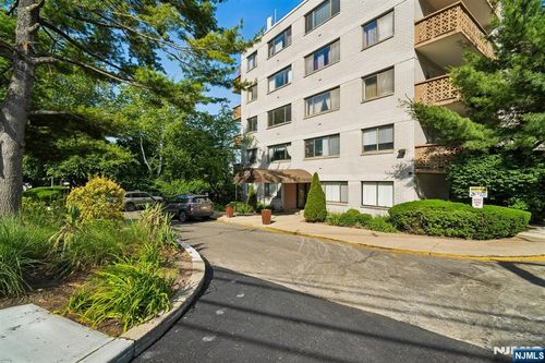 1375 River Rd, Edgewater, NJ, 07020-1455 | Card Image