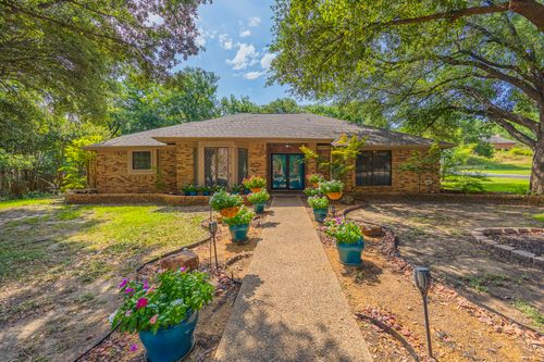 216 Willow Ridge Rd, Fort Worth, TX, 76103-1040 | Card Image