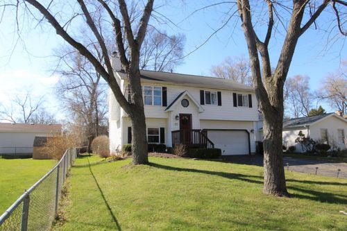 233 S Shore Dr, Island Lake, IL, 60042-8463 | Card Image