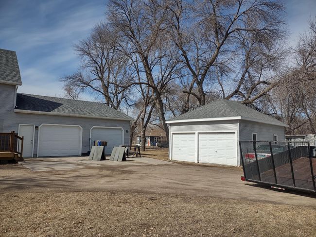 4 garage stalls | Image 4