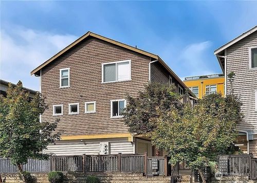 662 Ne 40th St, Seattle, WA, 98105-6414 | Card Image