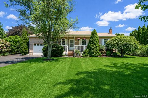 100 Donna Dr, Calverton, NY, 11933-1342 | Card Image