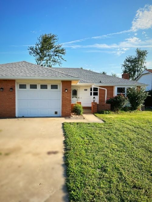 1012 W Linden St, Rogers, AR, 72756-5851 | Card Image