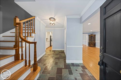 870 Crescent Ln, Grosse Pointe Woods, MI, 48236-2702 | Card Image