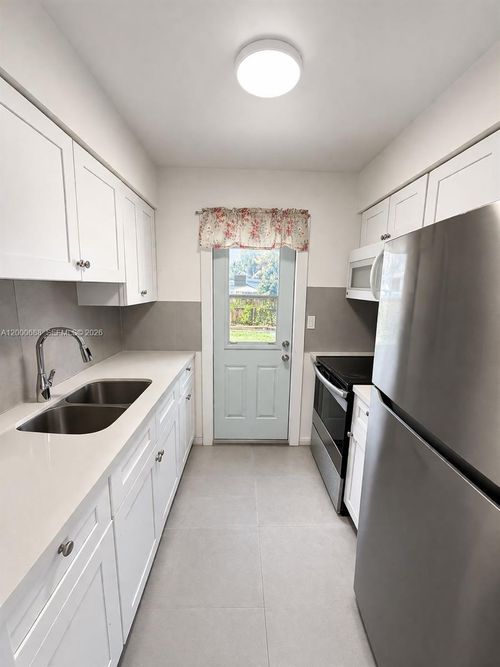 2550-2550 Ne 182nd St, North Miami Beach, FL, 33160-2020 | Card Image