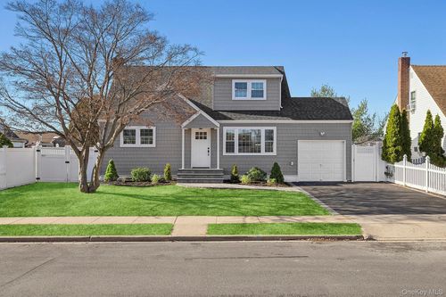 36 Cinque Dr, Farmingdale, NY, 11735-3220 | Card Image