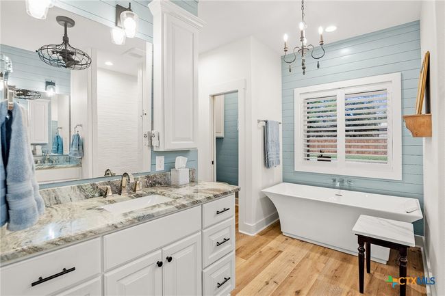 Primary Bathroom | Image 8