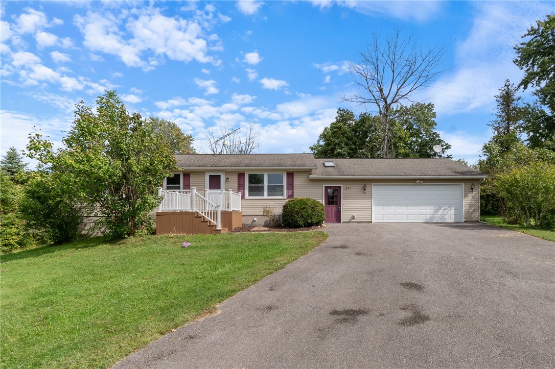 Country Cir, Macedon, NY 14502