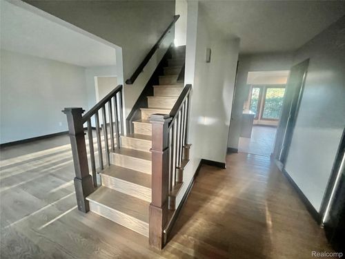 5160 Orchard Crest Dr, Troy, MI, 48085-3439 | Card Image